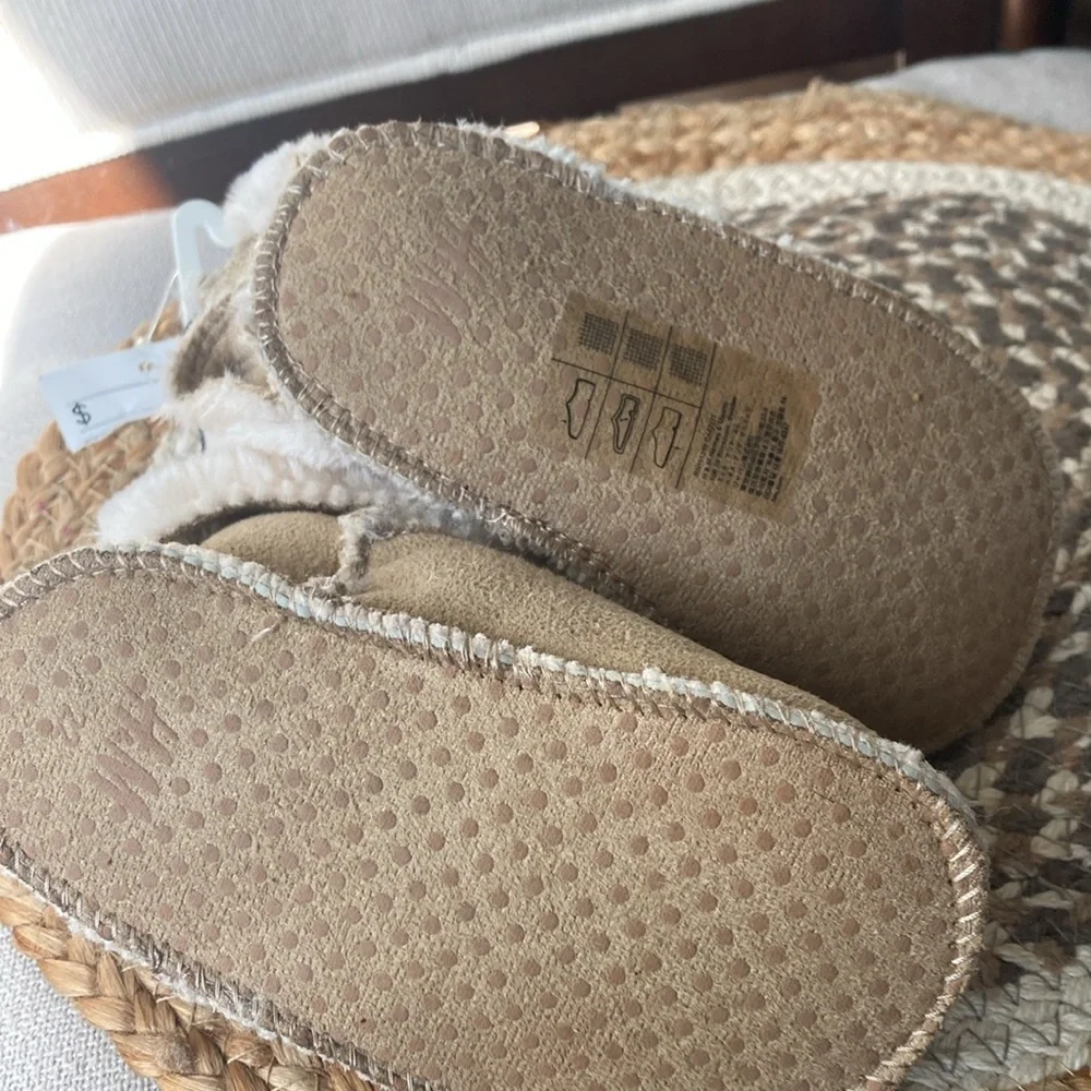 Toddler moccasins slippers boots.NWT SIZE 6
